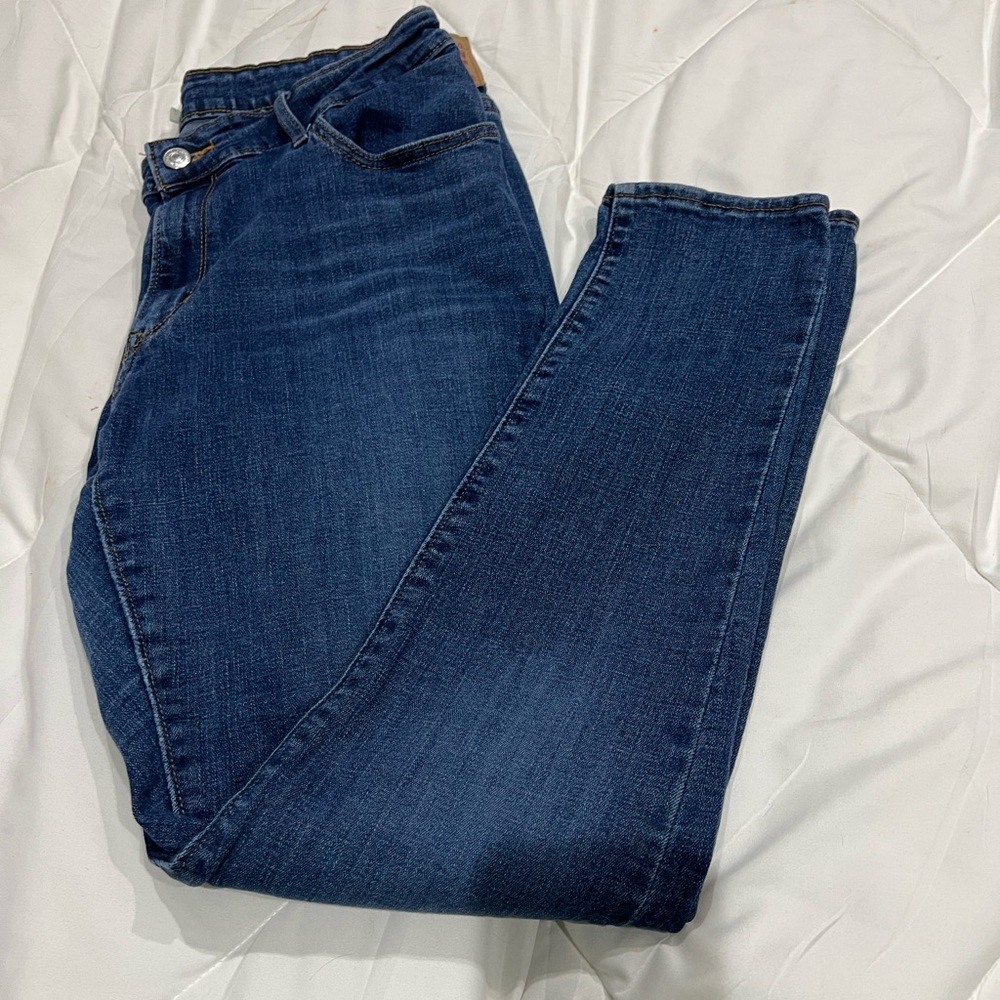 #246. Levi’s 711 Skinny Jeans . Size 33.